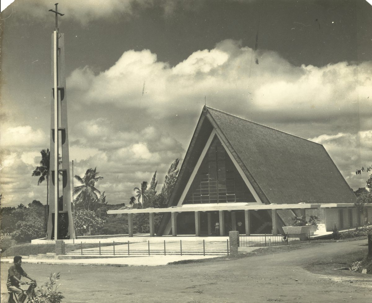 Foto hitam putih gereja dan menara lonceng tak lama setelah selesai dibangun